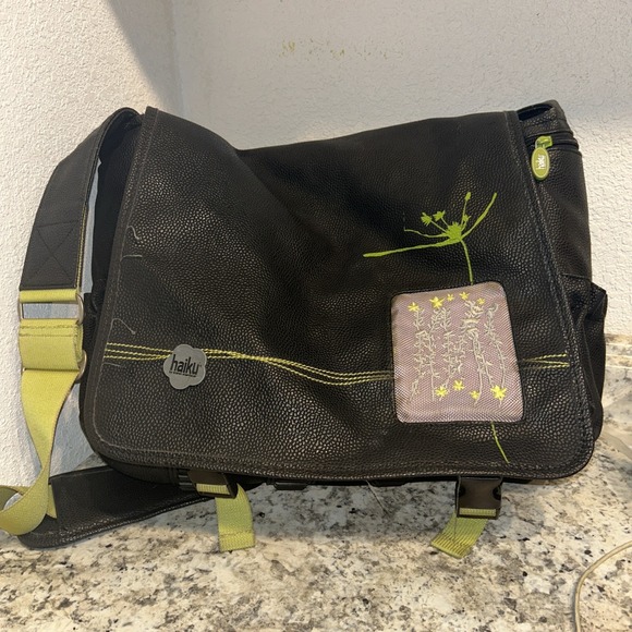 Haiku Shoulder‎ Bag Green & Orange Eight Pockets Rubberized Texture Durable - Picture 1 of 8